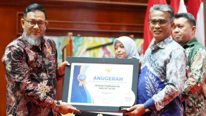 Sekretaris DPRA Terima Penghargaan Keterbukaan Informasi Publik 2024